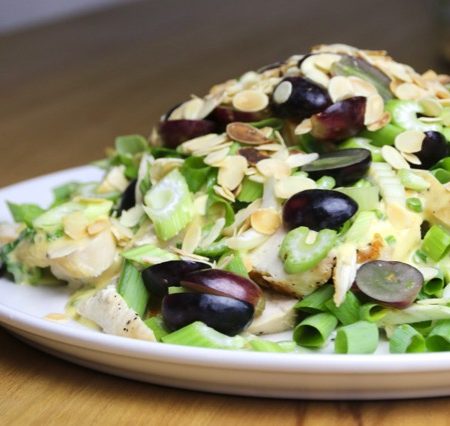 Hühnchen-Salat mit Sellerie und Weintrauben