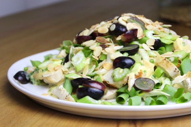 Hühnchen-Salat mit Sellerie und Weintrauben