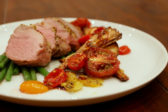 Schweinefilet mit Honig-Senf-Kruste auf Pastinaken und Bohnen