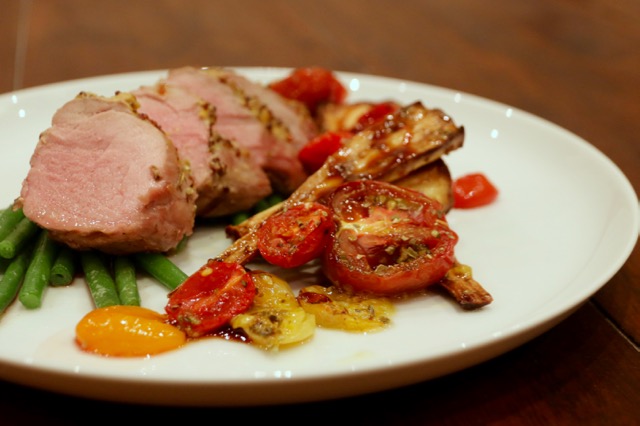 Schweinefilet mit Honig-Senf-Kruste auf Pastinaken und Bohnen | German ...